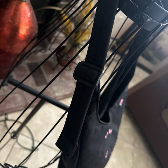 NWOT Baggu Small Nylon Sling Bag Black Embroidered Roses - Picture 3 of 6